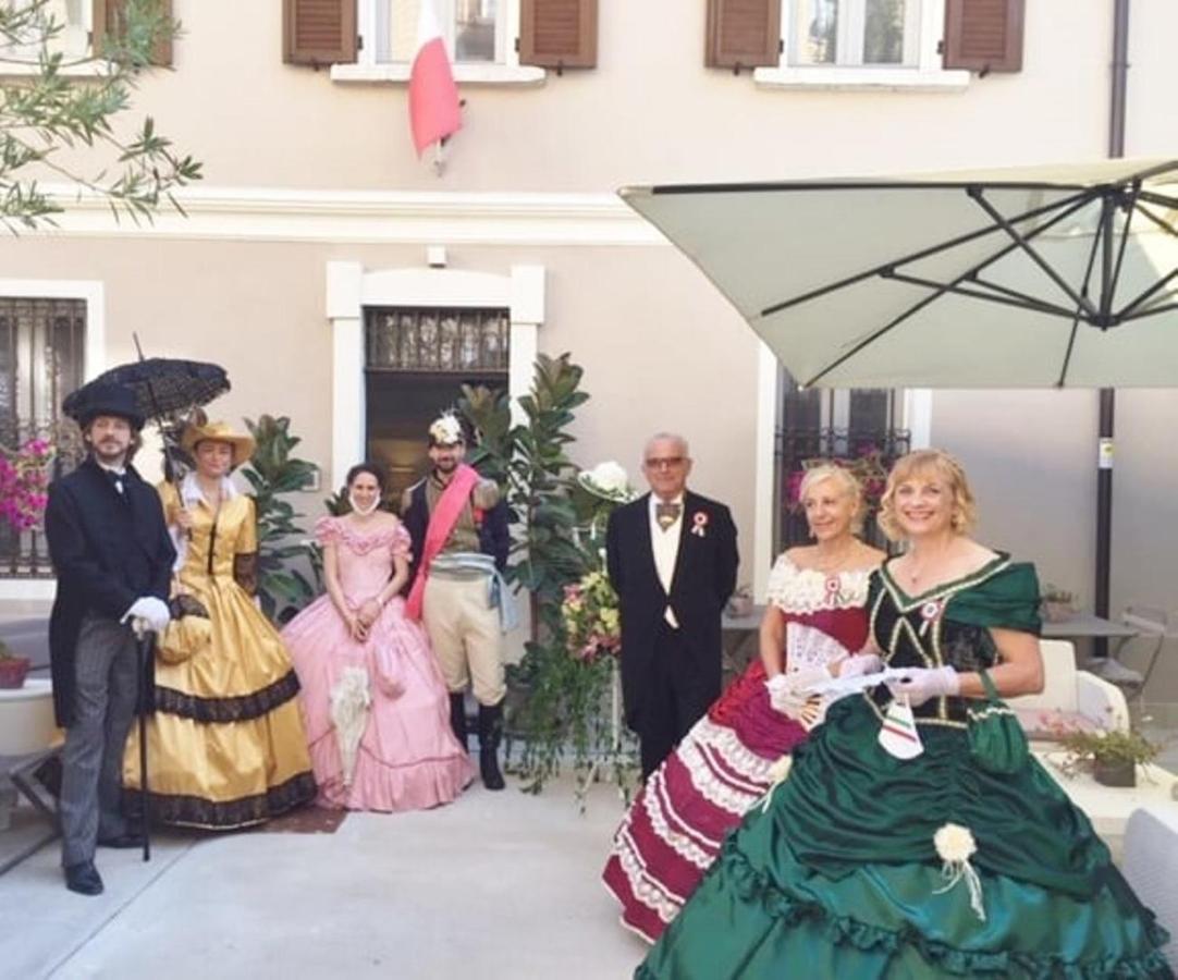 Residenza Elisa Acomodação com café da manhã Desenzano del Garda Exterior foto