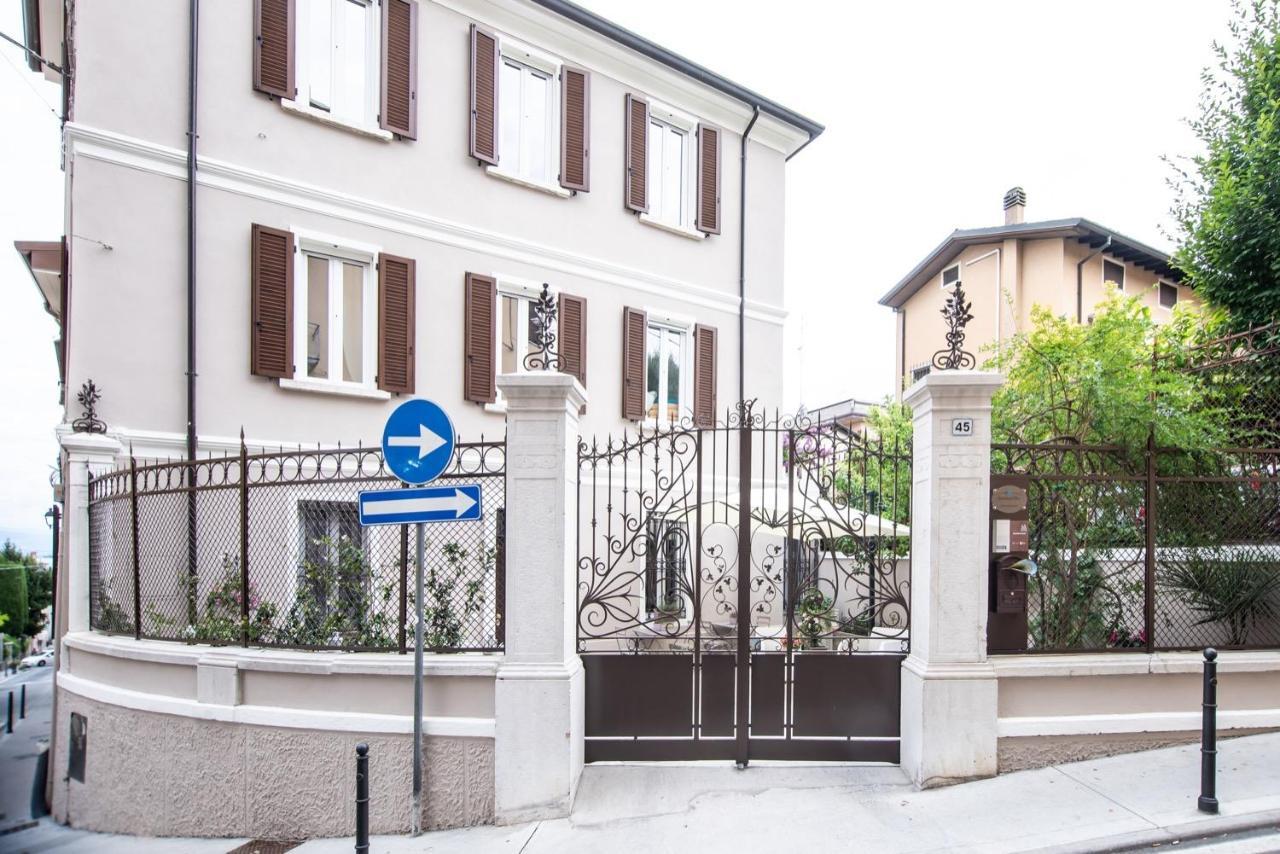 Residenza Elisa Acomodação com café da manhã Desenzano del Garda Exterior foto