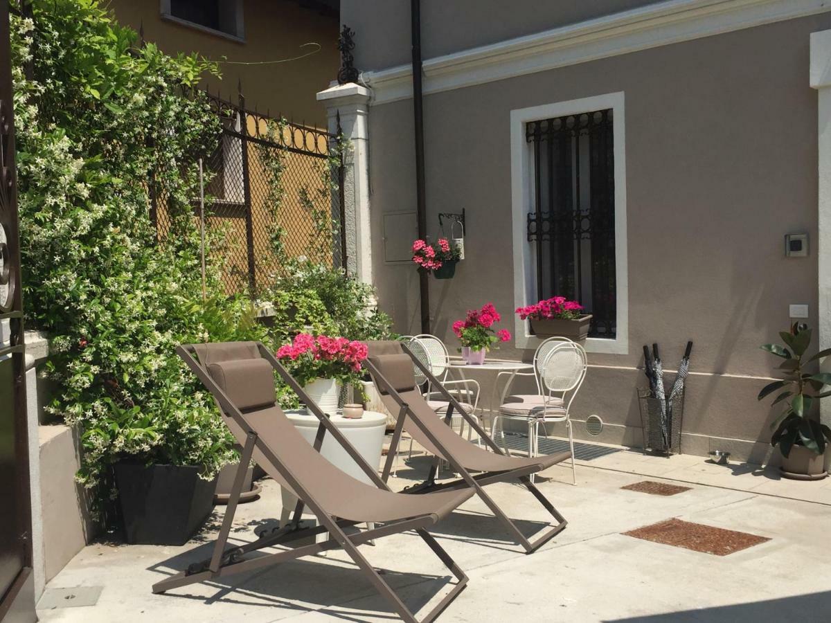 Residenza Elisa Acomodação com café da manhã Desenzano del Garda Exterior foto